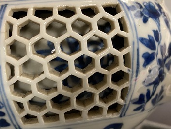 Une th&eacute;i&egrave;re couverte en porcelaine de Chine en bleu et blanc &agrave; double paroi ajour&eacute;e, &eacute;poque Transition