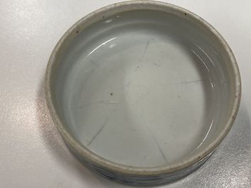 Une paire de bo&icirc;tes &agrave; trois compartiments, une bo&icirc;te couverte et quatre soucoupes en porcelaine de Chine en bleu et blanc, 19&egrave;me