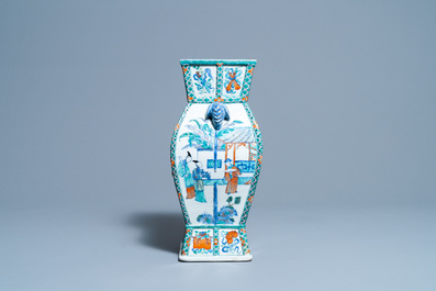 Un vase en porcelaine de Chine doucai &agrave; d&eacute;cor d'une sc&egrave;ne du 'Xi Xiang Ji', Qianlong/Jiaqing