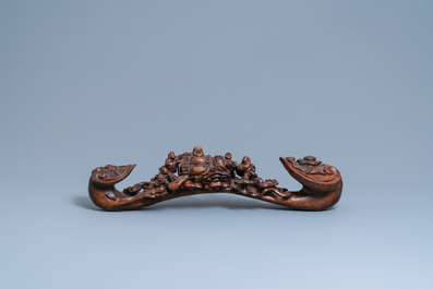 Un grand sc&egrave;ptre ruyi en bois sculpt&eacute;, Chine, 19&egrave;me