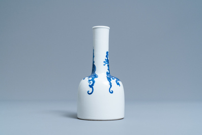 Un vase en porcelaine de Chine en bleu et blanc &agrave; d&eacute;cor d'un ph&eacute;nix, 19/20&egrave;me