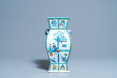 Un vase en porcelaine de Chine doucai &agrave; d&eacute;cor d'une sc&egrave;ne du 'Xi Xiang Ji', Qianlong/Jiaqing