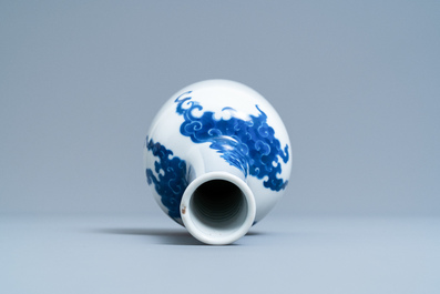 Un vase en porcelaine de Chine en bleu et blanc &agrave; d&eacute;cor d'un ph&eacute;nix, 19/20&egrave;me