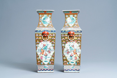 Une paire de vases de forme carr&eacute;e en porcelaine de Chine famille rose &agrave; fond brun, 19&egrave;me