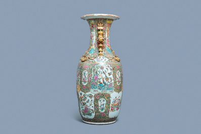 Un grand vase en porcelaine de Chine famille rose de Canton, 19&egrave;me