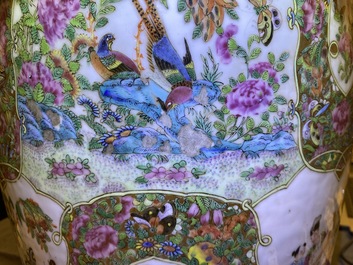 Un grand vase en porcelaine de Chine famille rose de Canton, 19&egrave;me