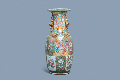 Un grand vase en porcelaine de Chine famille rose de Canton, 19&egrave;me