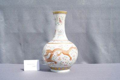 Un vase de forme bouteille en porcelaine de Chine famille rose &agrave; d&eacute;cor de dragons, marque de Guangxu, 19/20&egrave;me