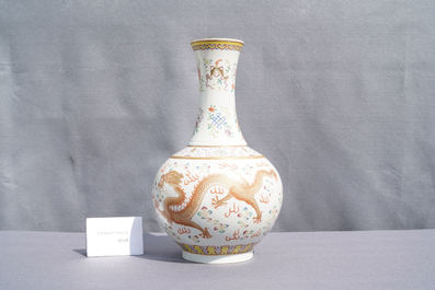 Un vase de forme bouteille en porcelaine de Chine famille rose &agrave; d&eacute;cor de dragons, marque de Guangxu, 19/20&egrave;me