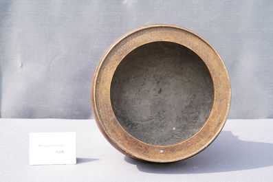 Un br&ucirc;le-parfum tripod en bronze partiellement dor&eacute;, marque de Xuande, Qing