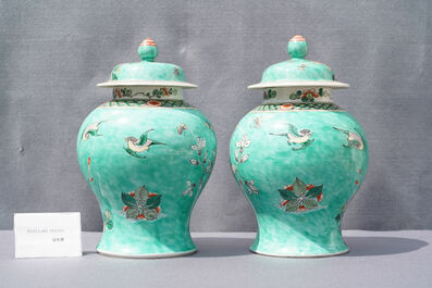 Een paar Chinese famille verte dekselvazen met turquoise fondkleur, 19e eeuw