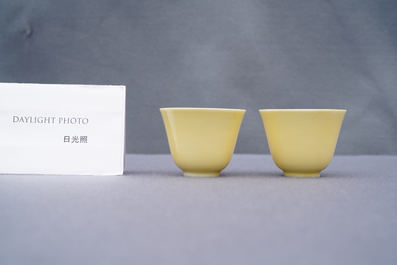 Une paire de tasses &agrave; vin en porcelaine de Chine jaune monochrome, marque et &eacute;poque de Kangxi