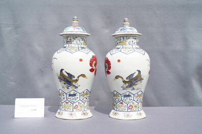 Une paire de vases couverts en porcelaine de Chine famille rose &agrave; d&eacute;cor de canards mandarins, marque de Kangxi, R&eacute;publique