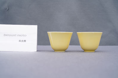 Une paire de tasses &agrave; vin en porcelaine de Chine jaune monochrome, marque et &eacute;poque de Kangxi