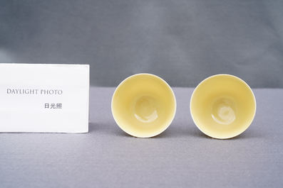 Une paire de tasses &agrave; vin en porcelaine de Chine jaune monochrome, marque et &eacute;poque de Kangxi