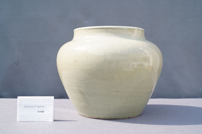 Een bolle Chinese monochrome celadon 'draken' vaas, Kangxi