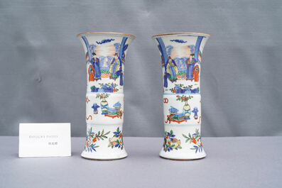 Une paire de vases de forme 'gu' en porcelaine de Chine wucai, 19&egrave;me