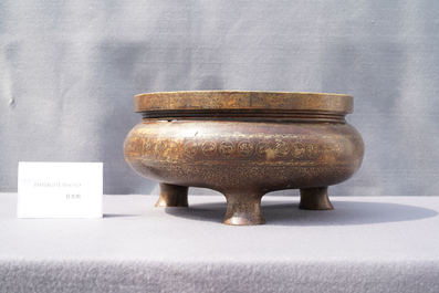 Een Chinese deels vergulde bronzen driepotige wierookbrander, Xuande merk, Qing