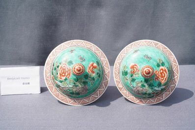 Une paire de vases couverts en porcelaine de Chine famille verte &agrave; fond turquoise, 19&egrave;me