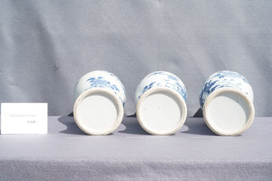 Une garniture de cinq vases en porcelaine de Chine en bleu et blanc &agrave; d&eacute;cor floral, Qianlong