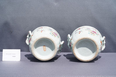 Une paire de rafra&icirc;chissoirs en porcelaine de Chine famille rose &agrave; d&eacute;cor floral, Qianlong