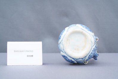 Un kendi en porcelaine de Chine en bleu et blanc en forme de grenade, Wanli