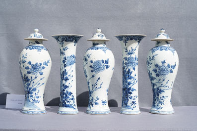 Une garniture de cinq vases en porcelaine de Chine en bleu et blanc &agrave; d&eacute;cor floral, Qianlong