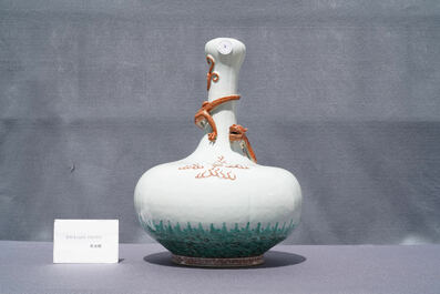 Un vase de forme bouteille en porcelaine de Chine au dragon appliqu&eacute;, 19&egrave;me