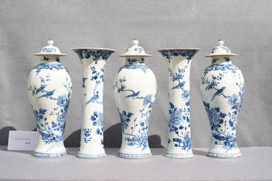 Een Chinees vijfdelig blauw-wit kaststel met floraal decor, Qianlong