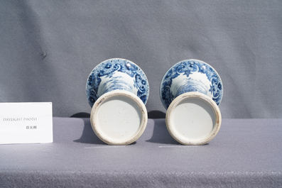 Une garniture de cinq vases en porcelaine de Chine en bleu et blanc &agrave; d&eacute;cor floral, Qianlong