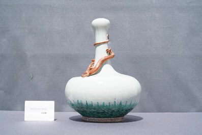 Un vase de forme bouteille en porcelaine de Chine au dragon appliqu&eacute;, 19&egrave;me