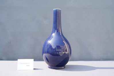 Un vase de forme bouteille en porcelaine de Chine bleu monochrome, marque et &eacute;poque de Qianlong