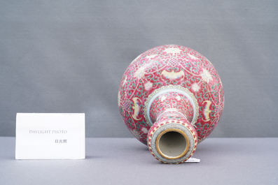 Een Chinese famille rose vaas met robijnrode fondkleur, Qianlong merk, 19/20e eeuw