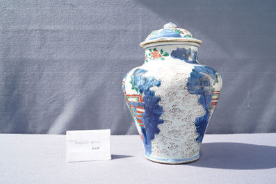 Un vase couvert en porcelaine de Chine wucai &agrave; d&eacute;cor d'immortels, Shunzhi