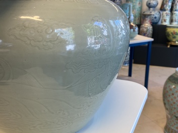 Een bolle Chinese monochrome celadon 'draken' vaas, Kangxi