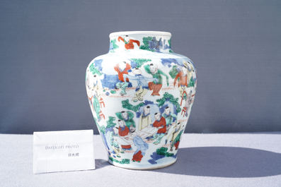 Un vase en porcelaine de Chine wucai &agrave; d&eacute;cor des '100 gar&ccedil;ons', &eacute;poque Transition