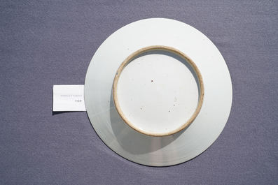 Un grand plat en porcelaine de Chine famille rose de Canton, 19&egrave;me