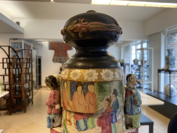 Trois vases en porcelaine de Chine famille rose, 19&egrave;me