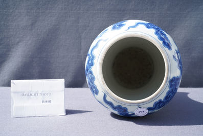 Un vase en porcelaine de Chine en bleu et blanc &agrave; d&eacute;cor de dragons, Kangxi