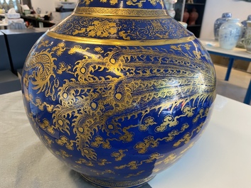 Un grand vase bouteille en porcelaine de Chine bleu monochrome &agrave; d&eacute;cor dor&eacute; de dragons et ph&eacute;nix, marque et &eacute;poque de Guangxu