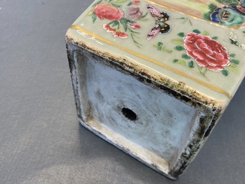 Een paar vierkante Chinese famille rose vazen met celadon fondkleur op vergulde bronzen voeten, 19e eeuw