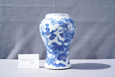 Un vase en porcelaine de Chine en bleu et blanc &agrave; d&eacute;cor de dragons, Kangxi