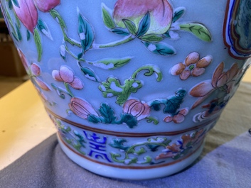 Trois vases en porcelaine de Chine famille rose, 19&egrave;me