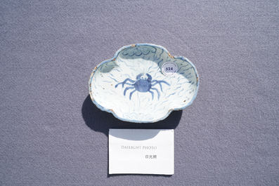 Een Chinese blauw-witte ko-sometsuke 'krab' schotel voor de Japanse markt, Tianqi