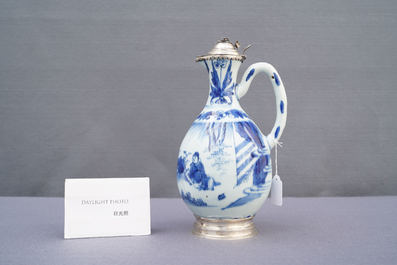 Une verseuse en porcelaine de Chine en bleu et blanc aux montures d'argent hollandais, &eacute;poque Transition