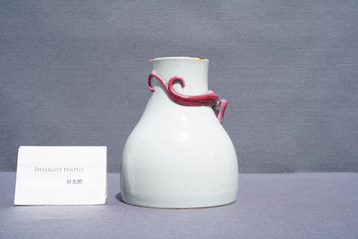 Un vase en porcelaine de Chine famille rose, marque de Yongzheng, 19/20&egrave;me