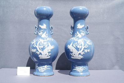 Een paar Chinese monochrome blauwe vazen met wit slipdecor, 19e eeuw