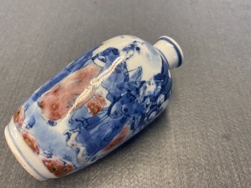 Un petit vase en porcelaine de Chine en bleu, blanc et rouge de cuivre, 19&egrave;me