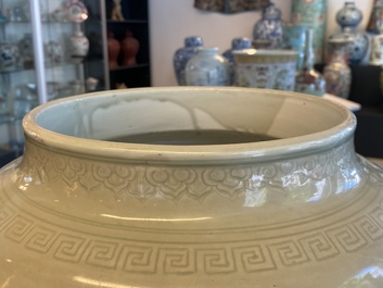 Een bolle Chinese monochrome celadon 'draken' vaas, Kangxi