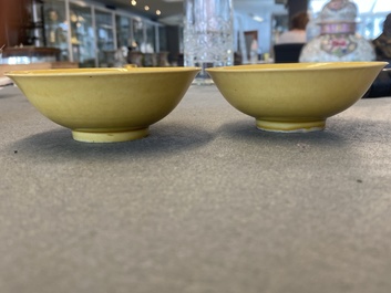 Une paire de bols en porcelaine de Chine jaune monochrome, marque et &eacute;poque de Jiajing